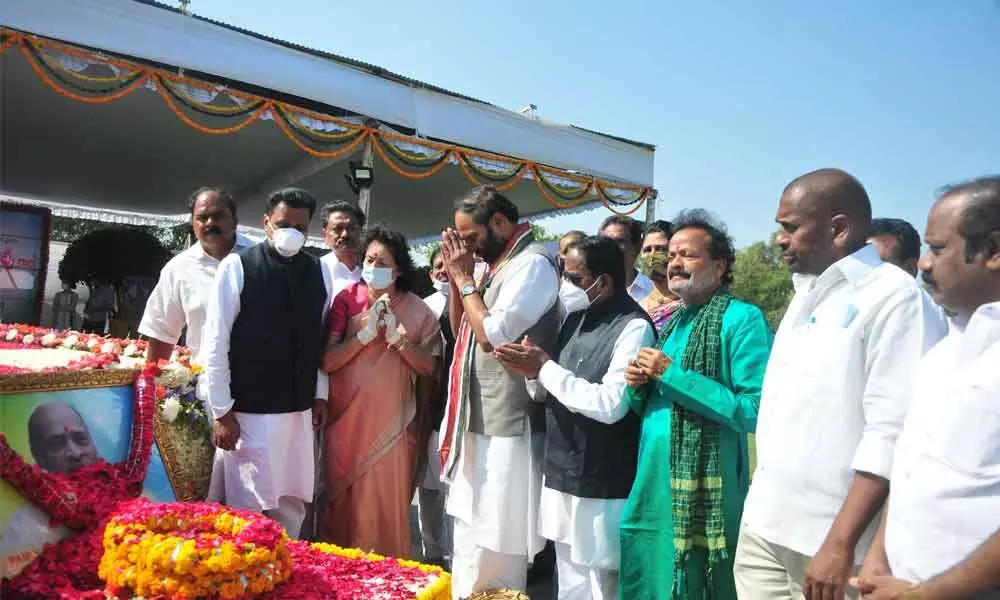 Congress leaders Uttam Kumar Reddy, Geetha Reddy and others paying tributes to former Prime Minister PV Narasimha Rao