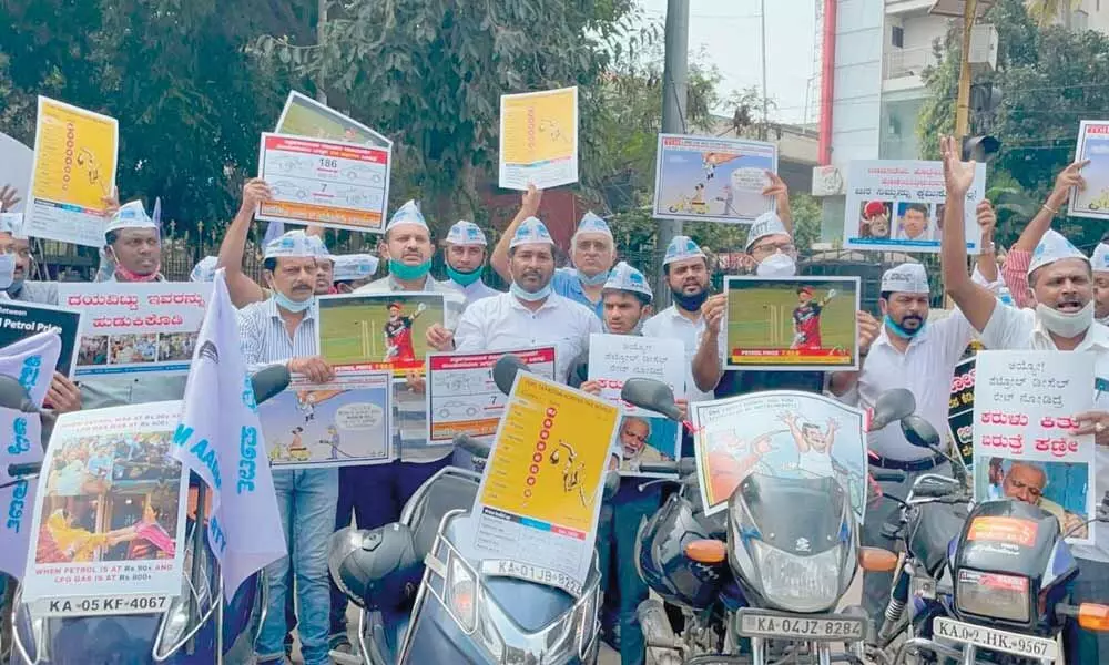 Members of the Aam Aadmi Party on Wednesday staged a protest at Maurya Circle in Bengaluru against fuel price hike. A litre of petrol costs `86.5 and diesel `78.31 in Bengaluru