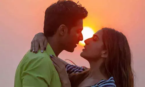 Varun Dhawan And Sara Ali Khan Wish ‘Merry Christmas’ Turning Into ‘Coolie Claus Couple’