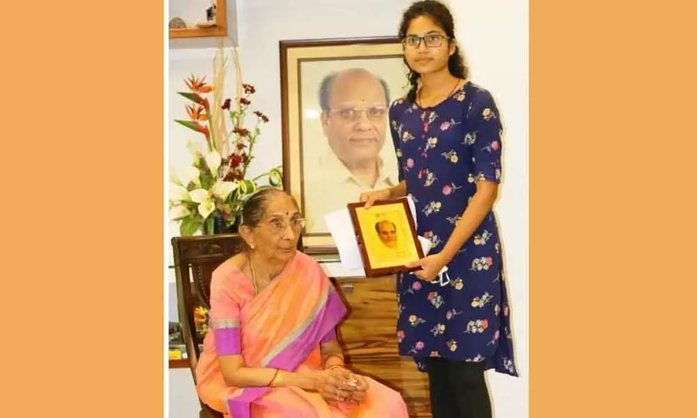 KVL Pooornamamba, wife of Dr KVR Prasad, presenting scholarship to Shreya towards her medical college fees