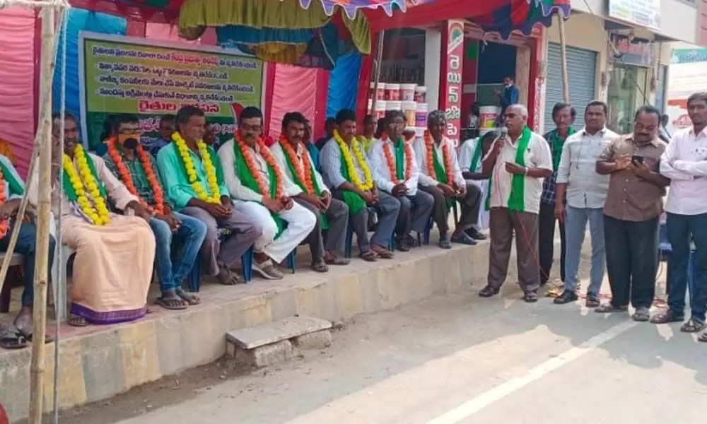 Leaders of Andhra Pradesh Farmers and Workers Association staging dharna supporting the farmers protest in Delhi, in front of Tahsilars office in Nandyal on Saturday