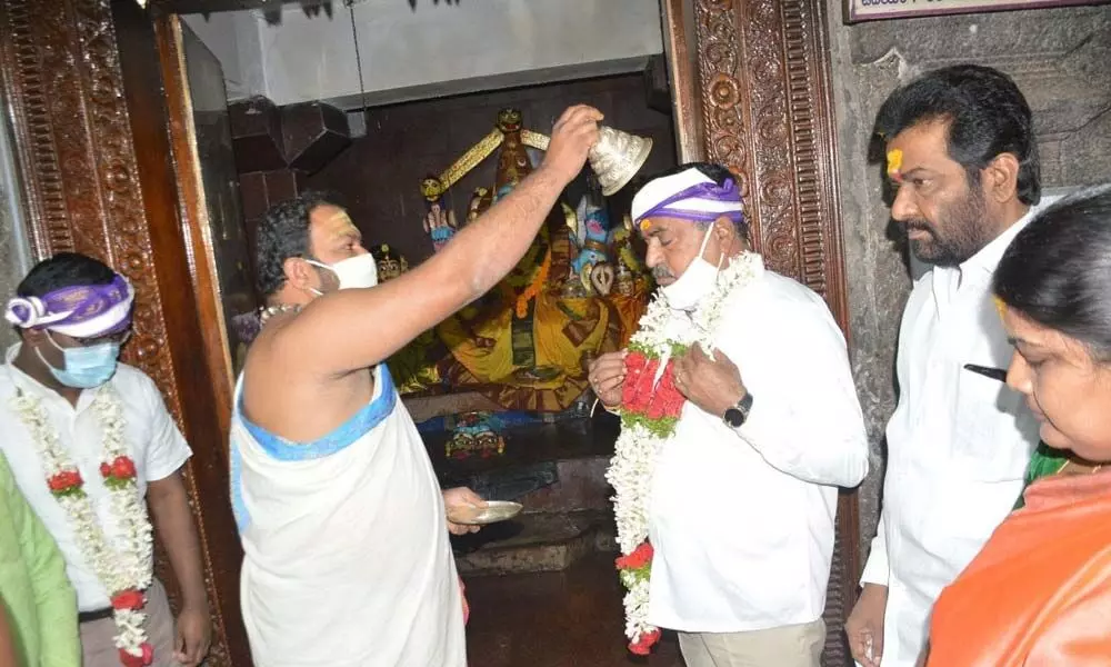 Minister for Panchayat Raj Errabelli Dayakar Rao offering prayers at Mallikarjuna Swamy temple at Inavolu in Warangal Urban District on Saturday