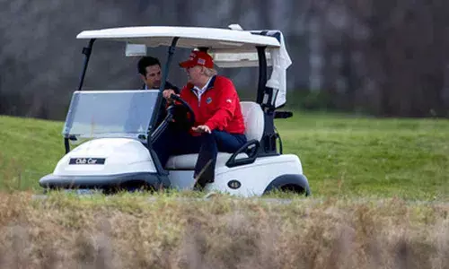 Trump golfs in Florida as COVID relief hangs in the balance (Photo/AP)