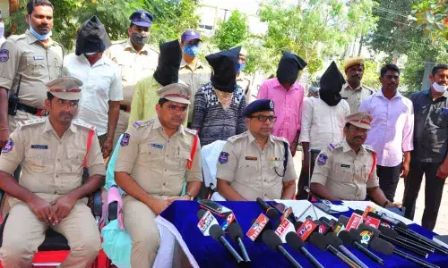 Wanaparthy police addressing the media and presenting the bike theft gang on Saturday