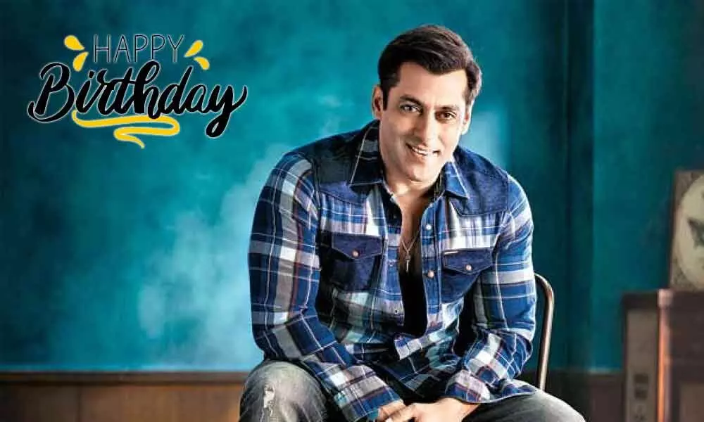 Salman Khan cuts his birthday cake. Sonakshi Sinha, Tabu and others attend  his bash | Filmfare.com