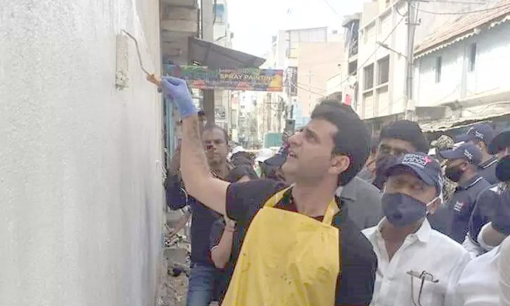 MLA Rizwan visits residents, appeals for cleanliness in Shivajinagar