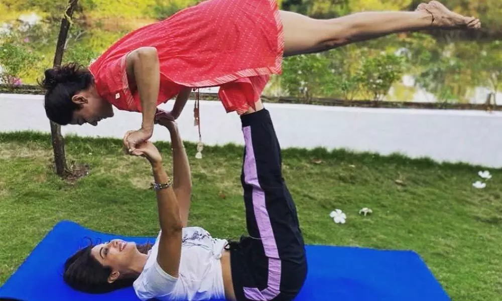 Shilpa Shetty lifts sister Shamita as part of her workout