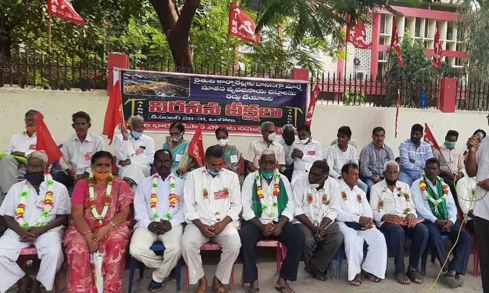 Farmers leaders in relay hunger strike called by the AIKSCC at Collectorate in Ongole on Monday