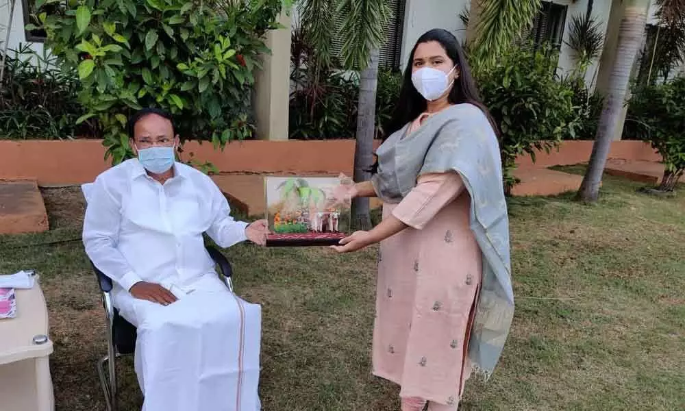 TDP leader Kesineni Swetha presenting Kondapalli toy and a Filigree Art piece to Vice-President Venkaiah Naidu