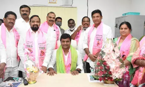 Jakkula Maheshwar Reddy, newly elected SCB vice-president, MLA G Sayanna, MLA Rajashekar Reddy, along with other SCB ward members.