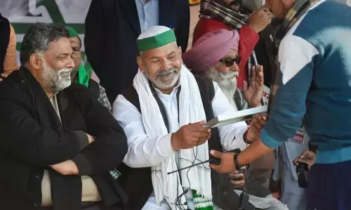 BKU leader Rakesh Tikait and JAP leader Pappu Yadav (L) during farmers ongoing agitation against the new farm laws, at Ghazipur border in New Delhi
