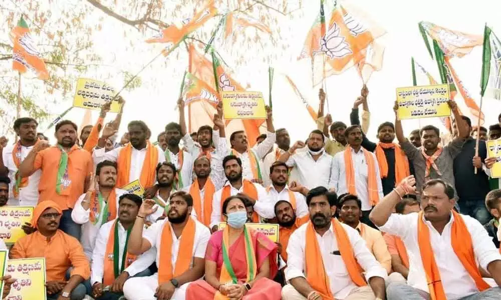 BJYM activists staging a rasta roko at Thimmapur crossroad in Warangal on Tuesday