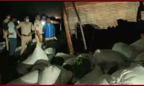 One dead and eight injured after a vegetable carrying truck overturns in Kurnool