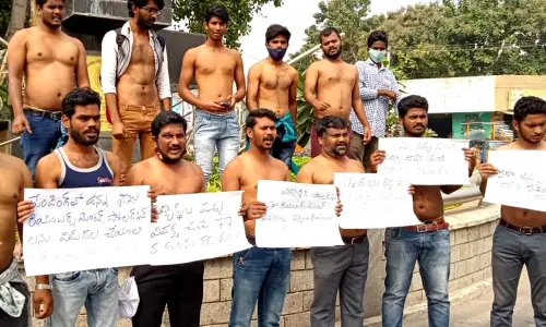 Students stages protest seeking continuation of fees reimbursement scheme in Tirupati