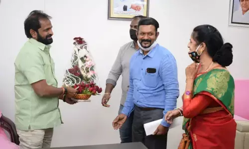 Representatives of Telangana Hotels Resorts Sales Professionals Welfare Association calling on Tourism Minister Srinivas Goud in Hyderabad