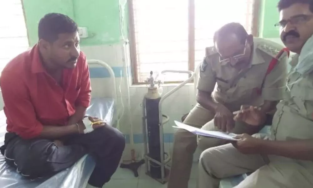 Police recording the statements of injured victim Rambhupal Reddy at hospital in Pathikonda on Wednesday