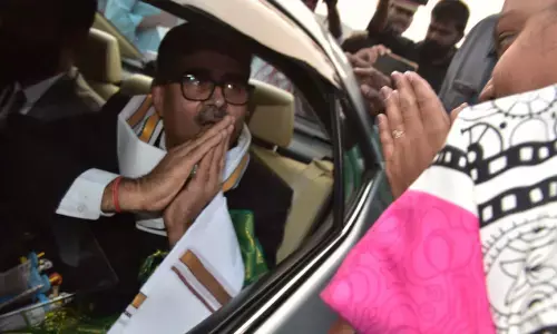 Women according farewell to HC Judge Justice Rakesh Kumar as he leaves the court on Thursday