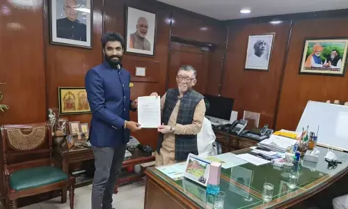 Rajamahendravaram MP Margani Bharat Ram calling on Union Minister Santosh Gangwar inviting him to lay foundation stone for the ESI Hospital at Rajamahendravaram on Thursday