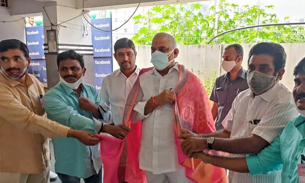 Central MLA Malladi Vishnu felicitated by YSRTF leaders in Vijayawada on Thursday