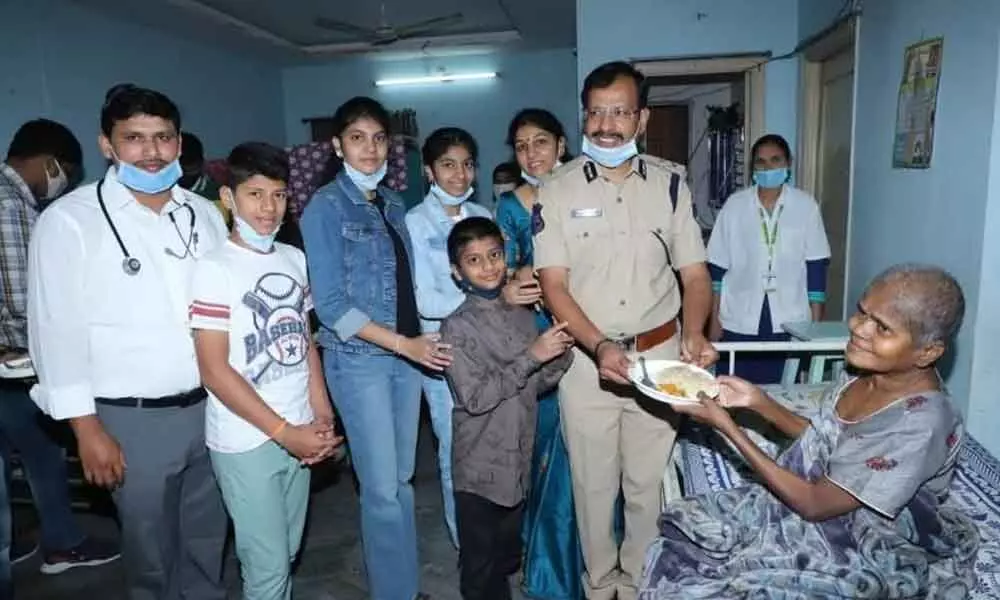 CP Sajjanar celebrates New Year at old age home