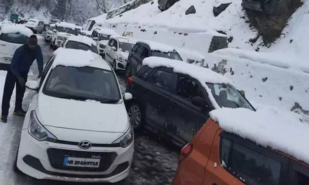 Over 500 Tourists Stranded In Manali Due To Snowfall, Rescue Operation On