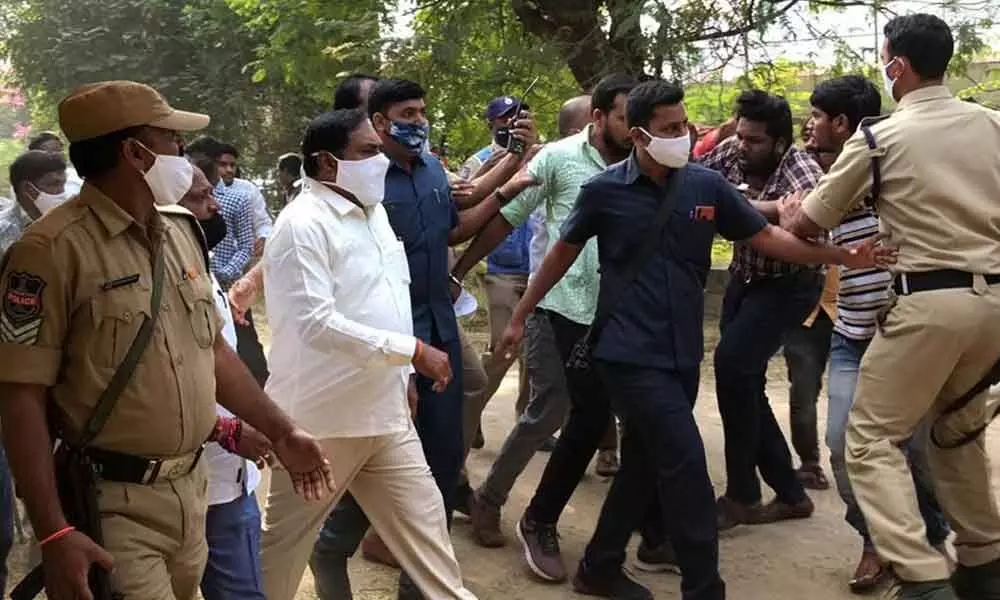 Police giving protection to Panchayat Raj Minister Errabelli Dayakar Rao at Kakatiya University amid ABVP activists protest in Hanamkonda