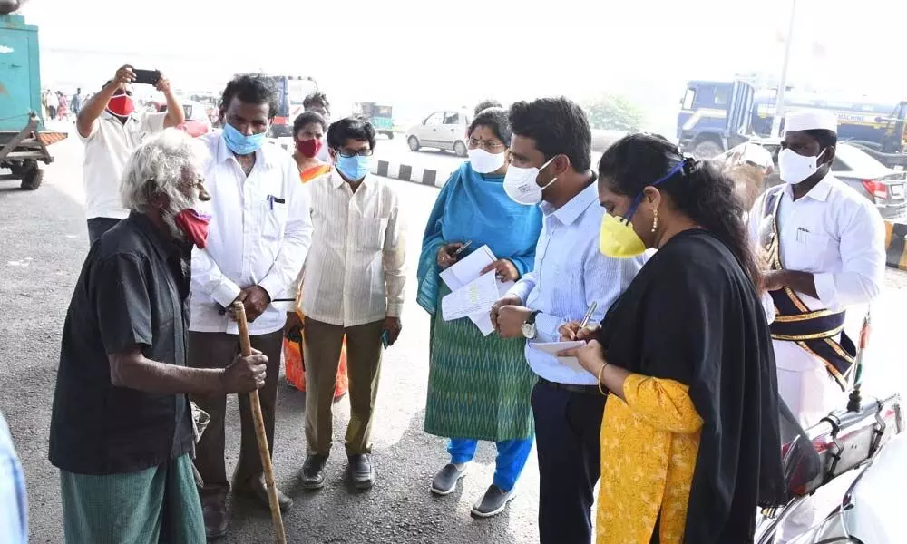 VMC Commissioner Prasanna Venkatesh interacting with poor elderly people in Vijayawada on Sunday