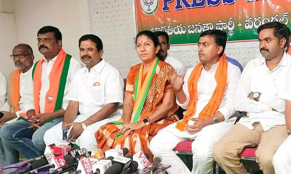 BJP State Spokesperson Enugula Rakesh Reddy addressing a press conference in Warangal Urban Party office