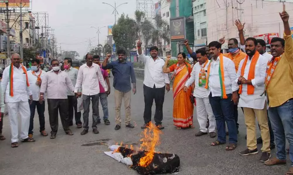 BJP State secretary N Ramesh Naidu, Ongole unit president S Srinivas and others burning the effigy of State government against the house arrest of Somu Veerraju and other BJP leaders in Ongole on Tuesday