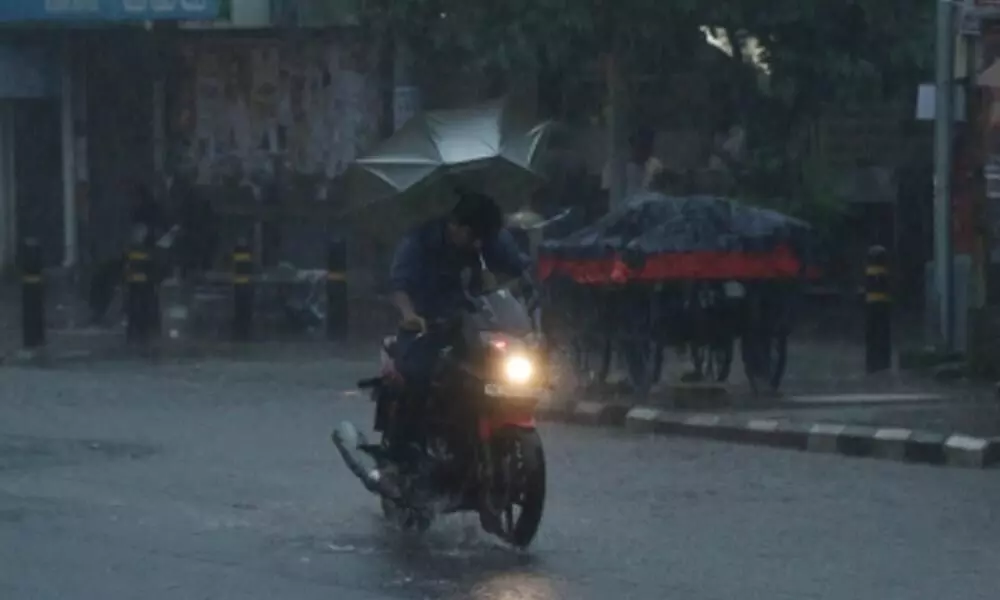 Moderate rain, hailstorm hits parts of Delhi