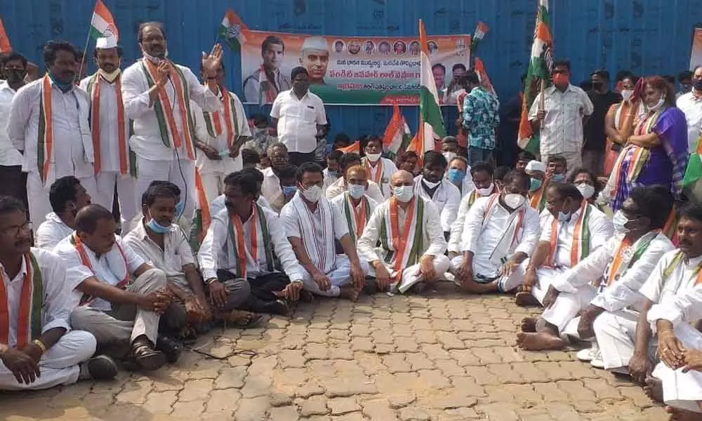 Congress activists led by former Union Minister MM Pallam Raju staging dharna in Kakinada on Thursday