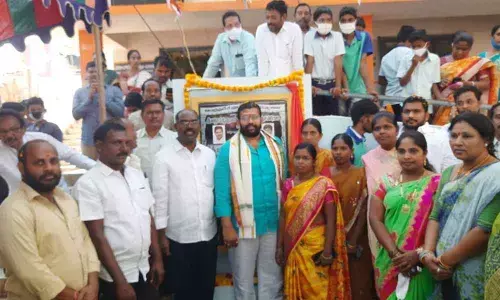 YSRCP city coordinator Srighakollapu Sivarma Subramanyam felicitating Arya Vysya Corporation chairman K Prasad in Rajamahendravaram on Friday