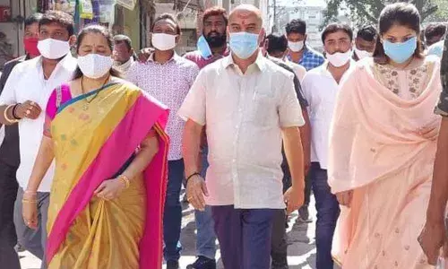 Chief Whip Dasyam Vinay Bhaskar during his Praja Sankshema Pragathi Yatra in Warangal on Friday