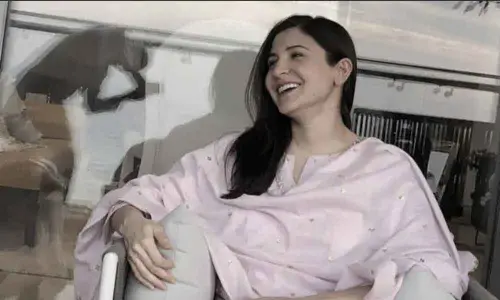 Mom-To-Be Anushka Sharma Enjoys Gulping Down Coconut Water And Munching On Golgappa’s