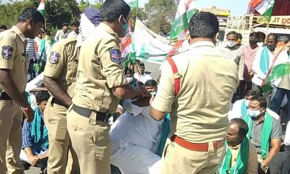 Police arresting the Congress party leaders