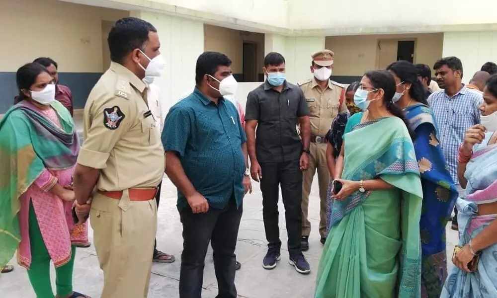District Collector G Veera Pandiyan and SP Fakkeerappa Kaginelli inquiring about the student’s death at Veldurthy Gurukula hostel in Kurnool on Sunday.