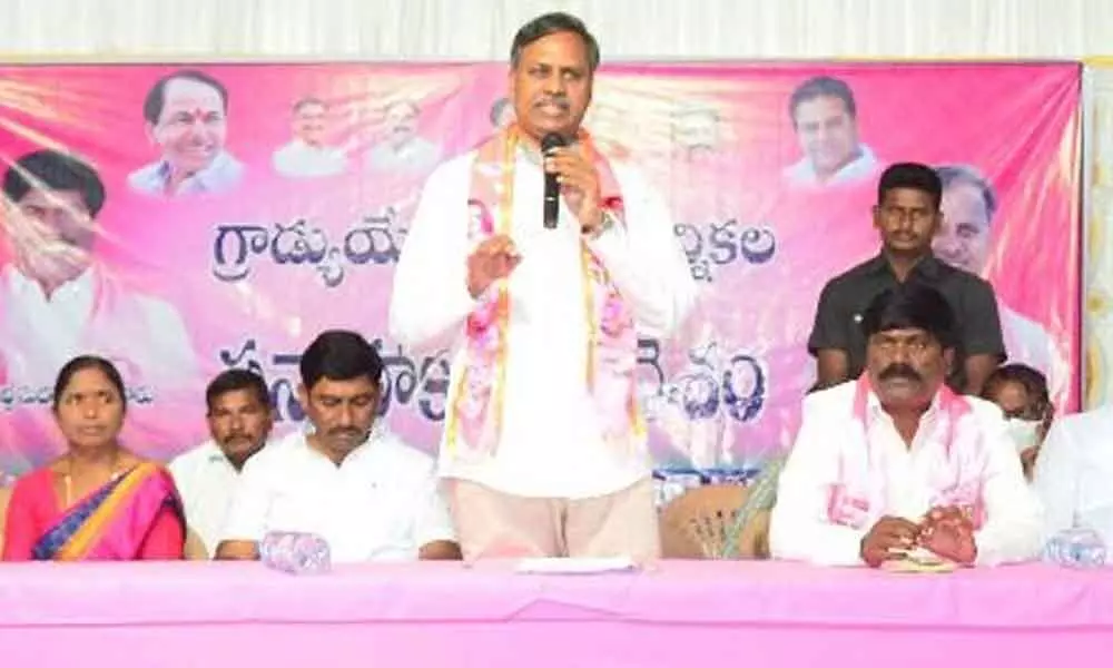 Rythu Bandhu Samithi State President Palla Rajeshwar Reddy speaking at a preparatory meeting ahead of Warangal-Khammam-Nalgonda Graduates elections