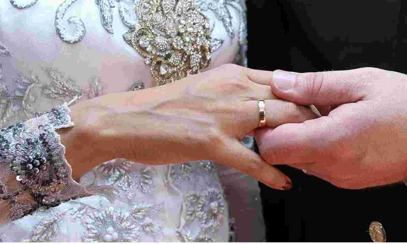 Which hand should a wedding ring be worn on? | KLENOTA