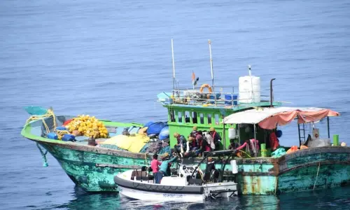 Indian Coast Guard rescues 11 fishermen which had fire onboard