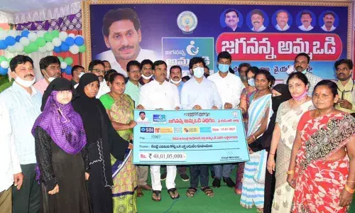 Deputy Chief Minister Amzath Basha distributing mega cheque to the beneficiaries under Amma Vodi scheme in Kadapa on Monday