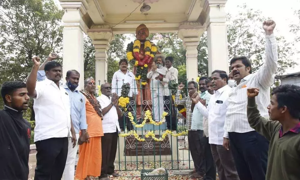 BJP leaders B Chandra Reddy, Gundala Gopinath and others paying tributes to Swami Vivekananda in Tirupati on Tuesday