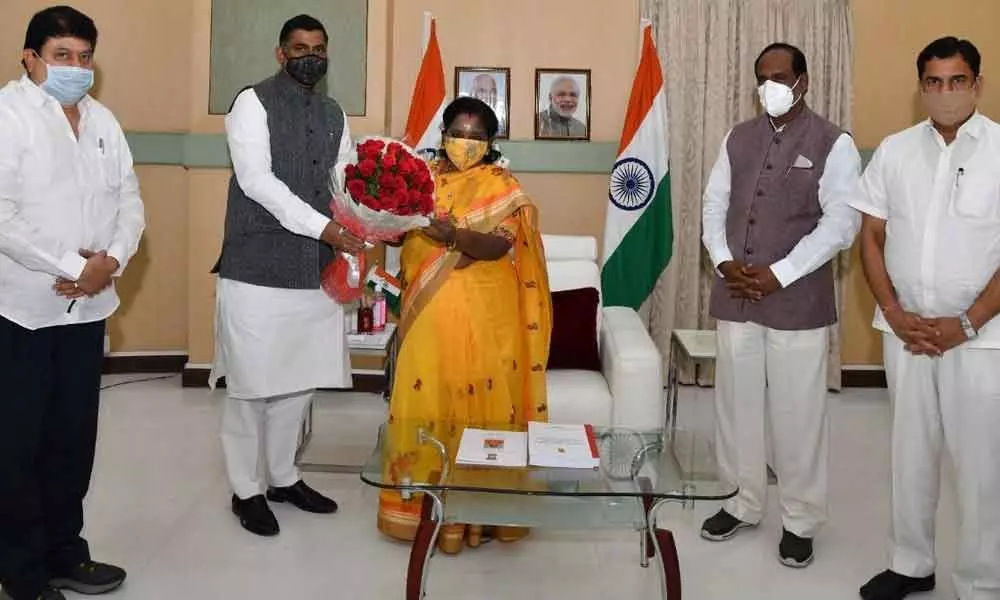 BJP apprises Governor Tamilisai of raw deal to higher education in Telangana