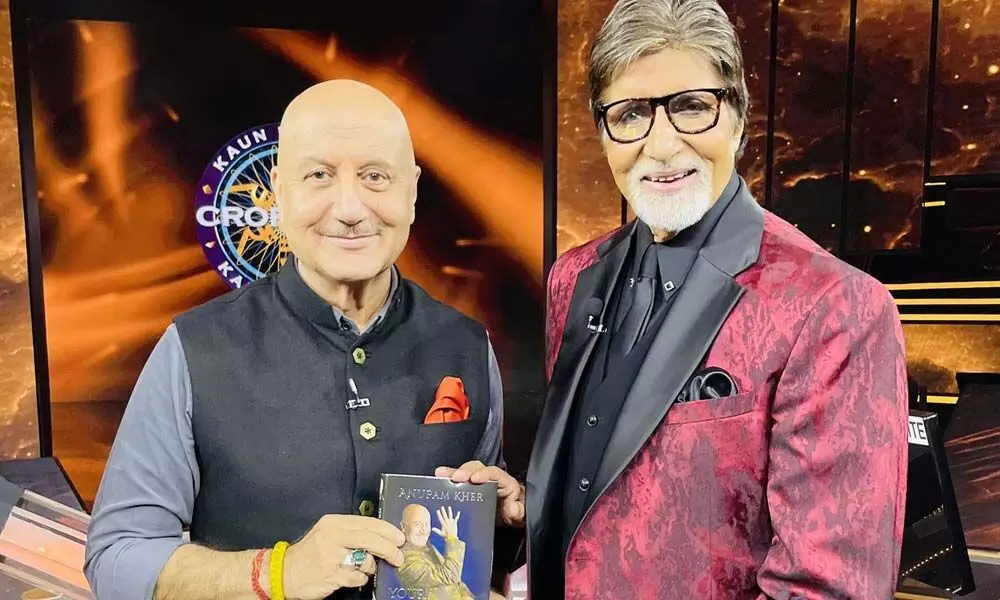 Anupam Kher Meets Amitabh Bachchan On The KBC Sets And Presents His Book ‘Saaransh’