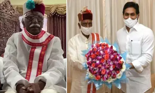 YS Jagan calls on Himachal Pradesh governor Bandaru Dattatreya in Vijayawada