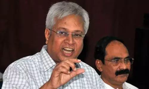 Former MP Vundavalli Arun Kumar addressing  the media in Rajamahendravaram on Tuesday