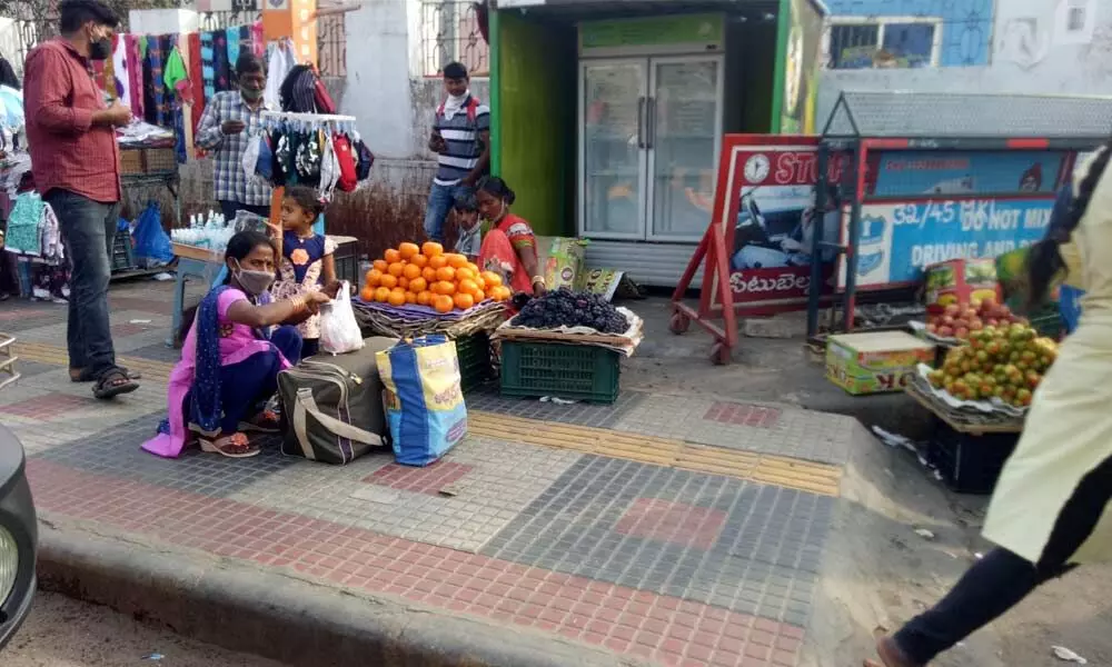 Traffic cops breaking law at Secunderabad: Street vendors