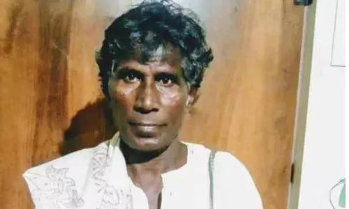 Folk singer Bonela Asirayya with his accompaniment ‘budadudaka