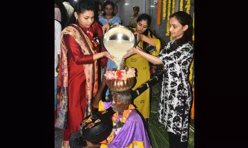 Vijayawada basks in Bhogi bonfire glow