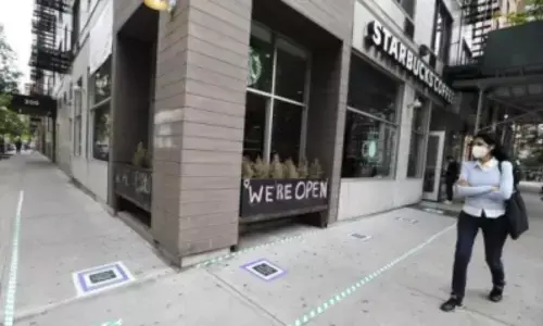 US weekly unemployment claims soar to nearly 1 mn