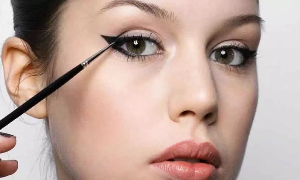 How to do winged eyeliner with pencil